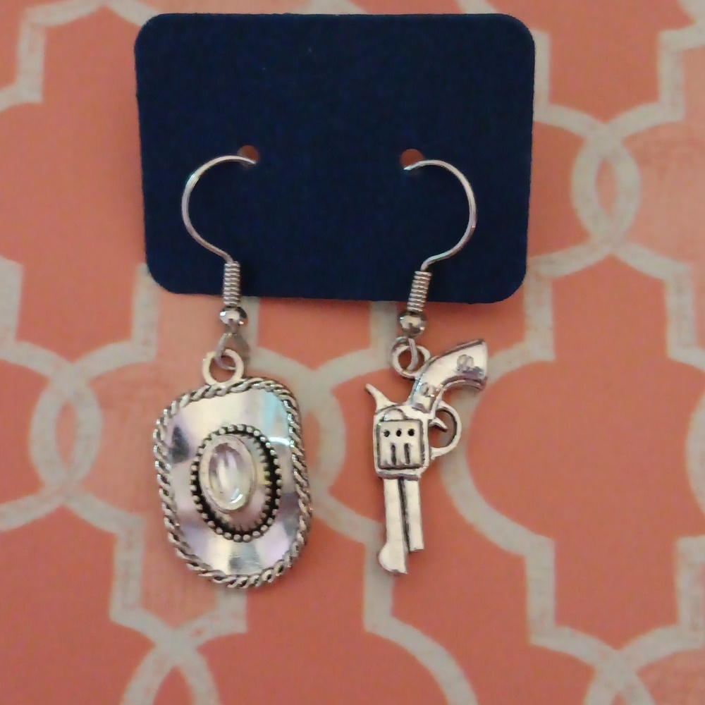 Silver Tone Western Cowgirl Hat Pistol Asymmetrical Earrings New!